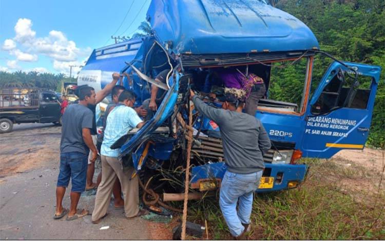 Kecelakaan Beruntun Melibatkan 3 Truk di Kotim, Satu Korban Tewas