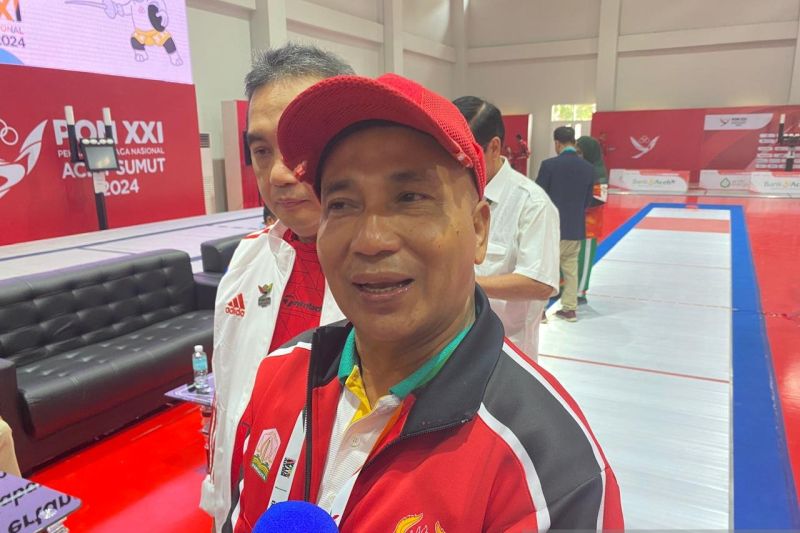 Ketua Umum Komite Olahraga Nasional Indonesia (KONI) Aceh Abu Razak saat jumpa media di GOR Anggar Komplek Stadion Harapan Bangsa, Banda Aceh, Rabu (11/9/2024). (ANTARA/Rizka Khaerunnisa)