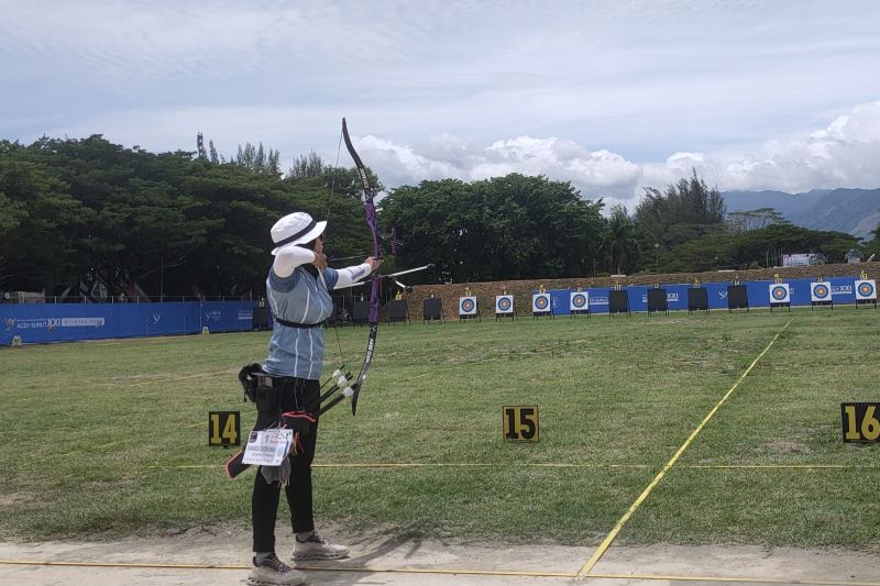 Atlet asal Jawa Timur, Diananda Choirunisa bersiap melepas busurnya pada semifinal panahan divisi recurve putri dalam perhelatan Pekan Olahraga Nasional (PON) XXI/2024 Aceh-Sumatera Utara di Stadion Harapan Bangsa, Banda Aceh, Rabu (11/9/2024). ANTARA/Risky Syukur