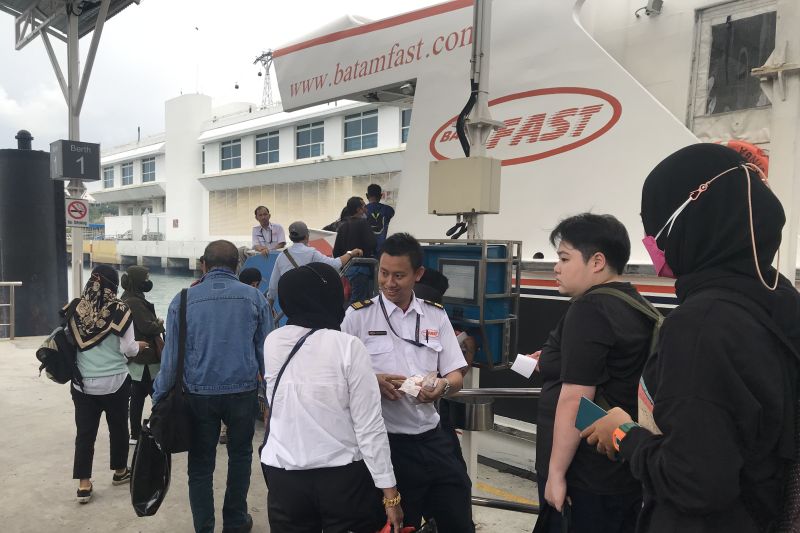 Wisatawan mancanegara saat memasuki kapal fery internasional. ANTARA/Jessica