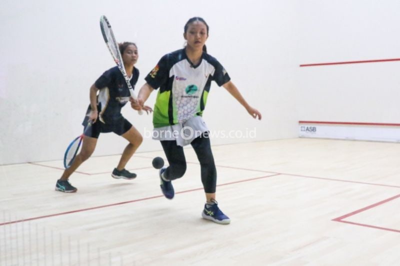 Atlet Squash Sumatera Utara (Sumut) Natalia Natasha (kanan) saat melawan Atlet Squash Jawa Tengah (Jateng) Khoirul Ayu Astiti (kiri) pada penyisihan Squash Tunggal Putri PON XXI Aceh - Sumut di Squash Arena, Disporasu, Deliserdang, Sumut, Rabu (ANTARA/HO-PB PON)