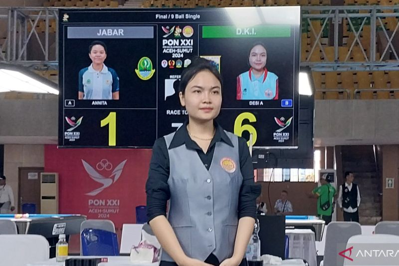 Pebiliar tim Jakarta Desi Arista berfoto setelah meraih meraih memenangan atas wakil Jawa Barat Annita Kanjaya dalam laga final nomor 9 ball putri cabang biliar PON Aceh-Sumut 2024 di Pardede Hall, Medan, Rabu (11/9/2024). (ANTARA/Aloysius Lewokeda)