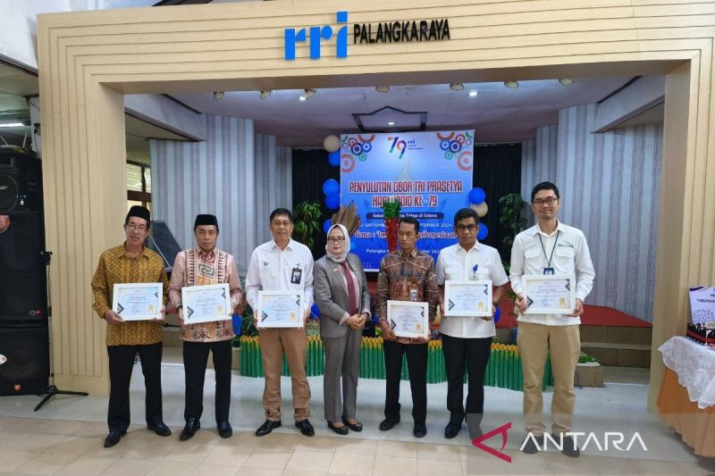 Kepala LPP RRI Palangka Raya Dwi Korianingsih memberikan piagam penghargaan kepada sejumlah mitra di Palangka Raya, Rabu (11/9/2024). (ANTARA/Muhammad Arif Hidayat)