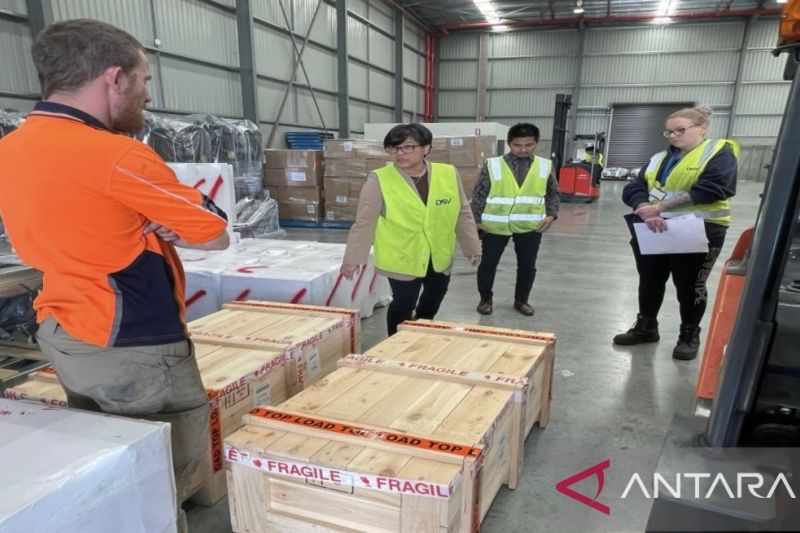 Konsul Jenderal Republik Indonesia (KJRI) di Perth, Australia, Listiana Operananta (dua kiri) menghadiri proses pengemasan box kayu dan proses transfer kontainer keramik TekSing dari Gudang DSV ke bandara untuk pengiriman ke Jakarta. ANTARA/HO-KJRI Perth.