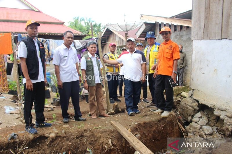 BPBD Mukomuko bersama Dinas PUPR saat mengecek kondosi bangunan rumah yang berada dekat tebing yang longsor di Sungai Manjuto Desa Pondok Panjang, Rabu (11/9/2024). ANTARA/Ferri.