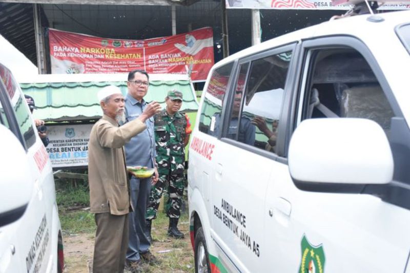 Pemkab Kapuas Serahkan Dua Ambulans untuk Desa Bentuk Jaya