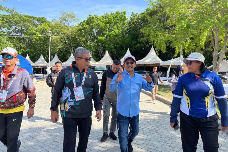 Arsip foto - Gubernur Sulteng Rusdy Mastura didampingi Ketua Kontingen PON Sulteng Brigjen Dody Triwinarto meninjau pertandingan para atlet Sulteng pada PON XXI 2024 di Aceh, Selasa (10/9/2024). (ANTARA/Nur Amalia Amir)