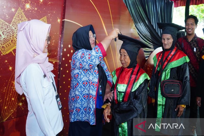 Kepala Perwakilan BKKBN Provinsi Jawa Tengah Eka Sulistia Ediningsih (dua dari kiri) didampingi Kepala DP2KBP3A Kabupaten Boyolali Ratri S. Survivalina (kiri) mewisuda lansia di halaman Kantor DP2KBP3A Boyolali, Rabu (11/9/2024). ANTARA/Bambang Dwi Marwoto