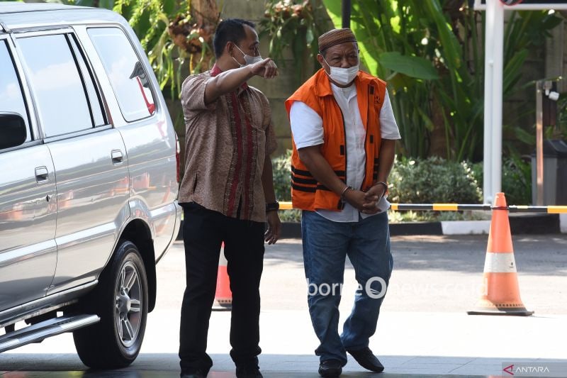 Tersangka kasus dugaan suap terhadap mantan Gubernur Maluku Utara Abdul Gani Kasuba (AGK), Imran Yakub (kanan) berjalan ke ruang pemeriksaan di Gedung Merah Putih KPK, Jakarta, Jumat (9/8/2024). . ANTARA FOTO/Indrianto Eko Suwarso/nym.