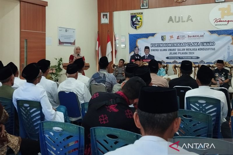 Bupati Demak Eisti'anah pada acara Forum Komunikasi Ulama Umara Dalam Menjaga Kondusifitas Jelang Pilkada 2024 di aula Kecamatan Kebonagung, Kabupaten Demak,
Jawa Tengah, Rabu (11/9/2024). (ANTARA/Akhmad Nazaruddin Lathif)