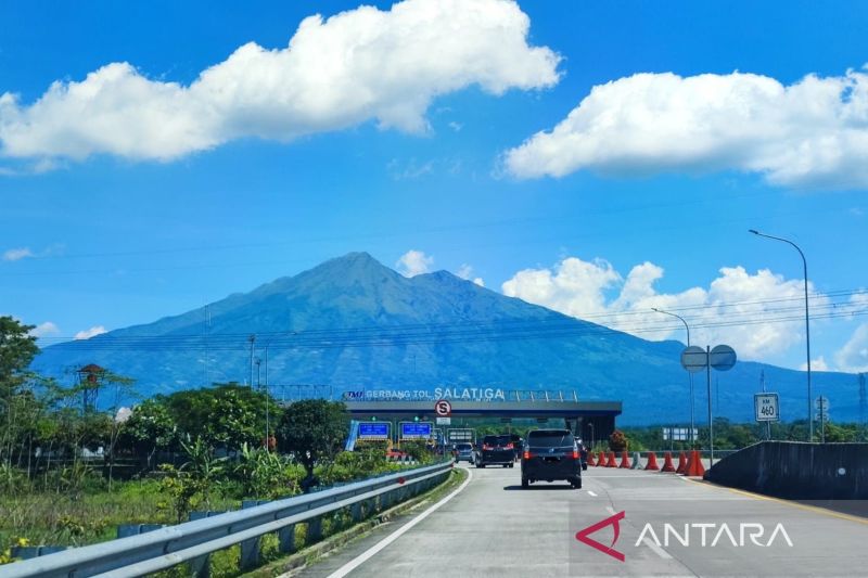 Pengendara melintas Gerbang Tol Salatiga pada Ruas Jalan Tol Trans Jawa. (ANTARA/Istimewa).