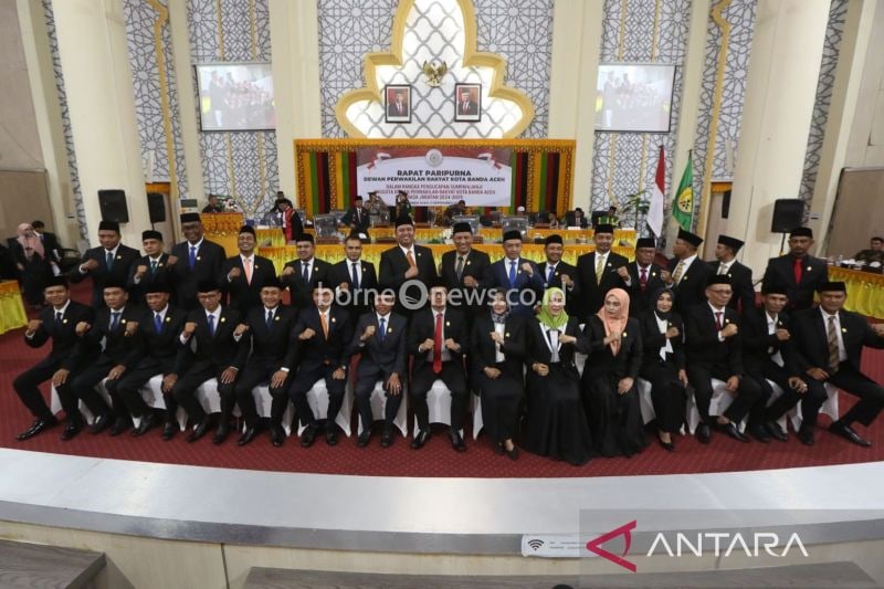30 anggota DPRK Banda Aceh periode 2024-2029 berfoto bersama usai mengikuti prosesi pelantikan, di Banda Aceh, Rabu (11/9/2024). (ANTARA FOTO/Irwansyah Putra)