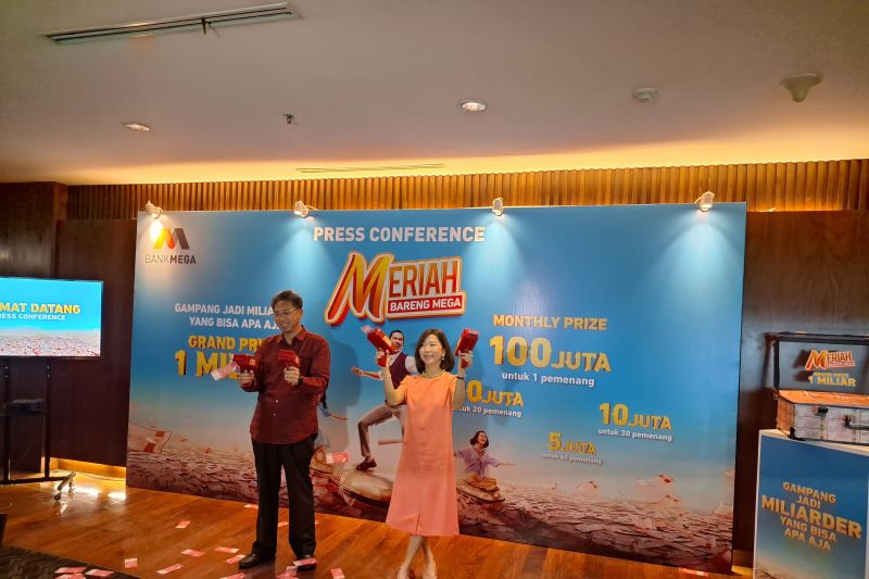 Direktur Utama Bank Mega Kostaman Thayib dan Wakil Direktur Utama Bank Mega Diza Larentie dalam peluncuran program "Meriah Bareng Mega" di Gedung Menara Bank Mega, Jakarta, Rabu (11/09/2024). (ANTARA/ Muhammad Heriyanto)