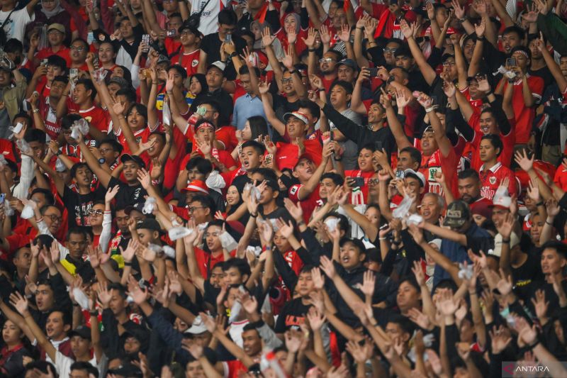 Suporter melakukan aksi koreografi dukungan untuk Timnas Indonesia saat bertanding melawan Timnas Australia pada laga Grup C putaran ketiga Kualifikasi Piala Dunia 2026 Zona Asia di Stadion Utama Gelora Bung Karno, Senayan, Jakarta, Selasa (10/9/2024). ANTARA FOTO/Aditya Pradana Putra/tom. (ANTARA FOTO/ADITYA PRADANA PUTRA)