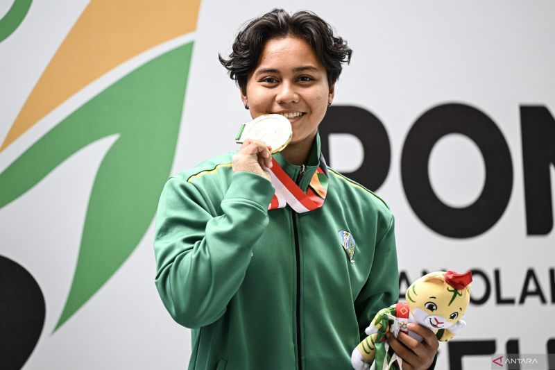 Atlet loncat indah Jawa Timur Gladies Lari Garina Hagakore berpose saat penyerahan medali final loncat indah nomor menara putri PON XXI Aceh-Sumut di Kolam Renang Selayang Dispora Sumatera Utara, Medan, Selasa (10/9/2024). ANTARA FOTO/Nova Wahyudi/rwa.
