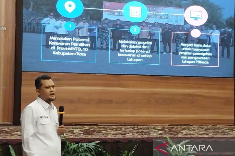 Ketua Bawaslu Nusa Tengara Barat (NTB), Itratif saat memaparkan peta kerawan pilkada serentak 2024 di wilayah NTB pada kegiatan sosialisasi pengawasan dan peluncuran peta kerawanan pada pilkada serentak 2024 di Mataram, Rabu (11/9/2024). (ANTARA/Nur Imansyah).