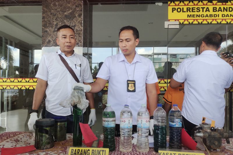 Kasat Reskirim Polresta Bandarlampung Kompol M Hendrik (tengah) saat melakukan ekspos kasus pengoplosan BBM di Mapolresta Bandarlampung. Rabu (11/9/2024). (ANTARA/Dian Hadiyatna)