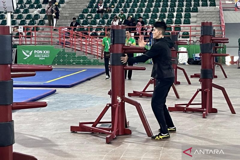 Seorang atlet berlatih wing chun wooden dummy untuk persiapan pertandingan cabang olahraga wushu PON XXI Aceh-Sumut di GOR Disporasu Deli Serdang, Sumatera Utara, Rabu (11/9/2024). (ANTARA/Fathur Rochman)