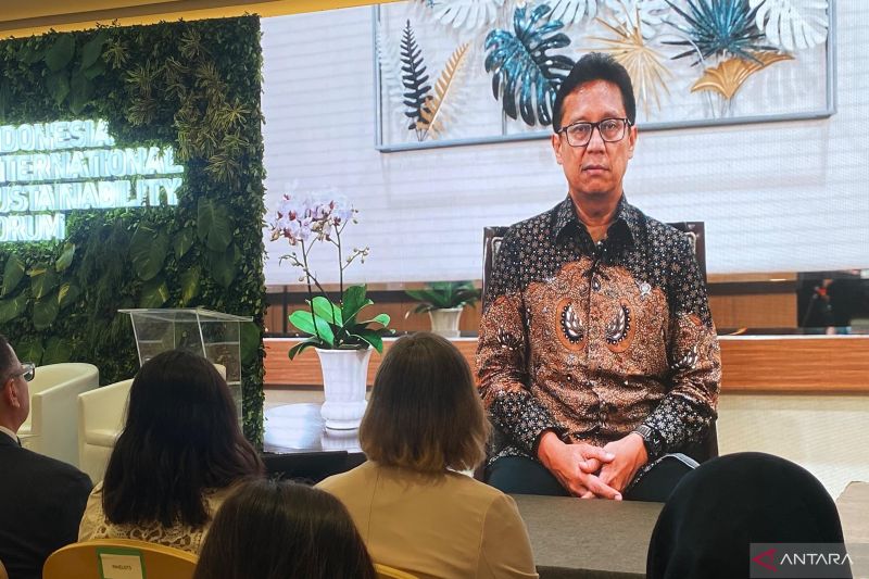 Arsip - Peserta diskusi menyaksikan pidato pembukaan yang disampaikan Menteri Kesehatan Budi Gunadi Sadikin secara daring dalam diskusi ISF 2024 di Jakarta, Jumat (6/9/2024). ANTARA/Prisca Triferna