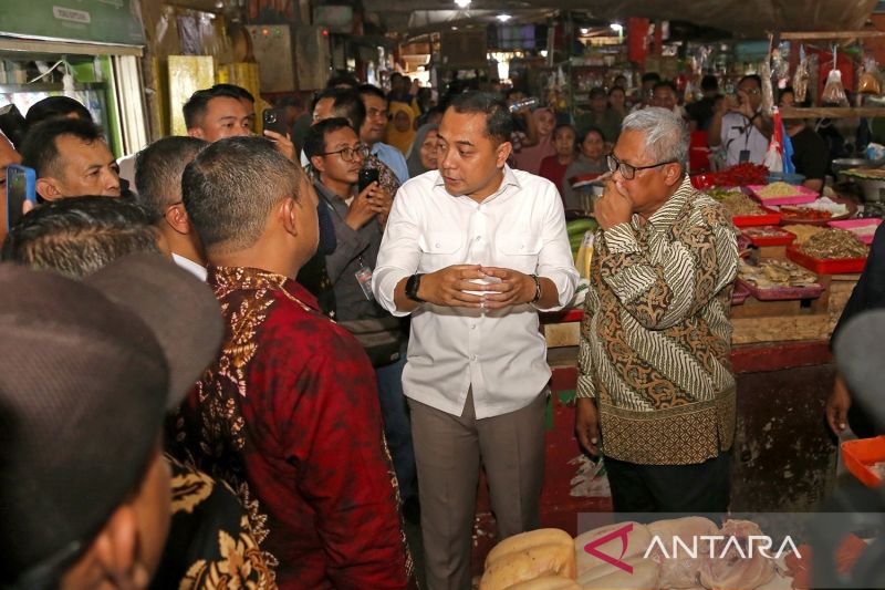 Wali Kota Surabaya Eri Cahyadi (baju putih) berdialog dengan pedagang pasar. ANTARA/HO-Pemkot Surabaya