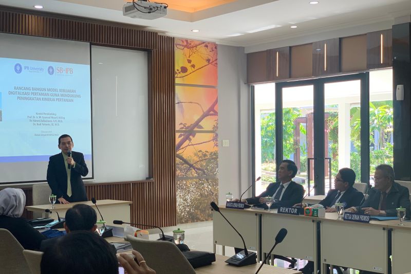 Anggota Komisi IV DPR RI Daniel Johan memaparkan hasil penelitian disertasinya di Kampus Sekolah Bisnis Institut Pertanian Bogor (SB-IPB), di Bogor, Rabu (11/9/2024). ANTARA/HO-Tim Media Daniel Johan