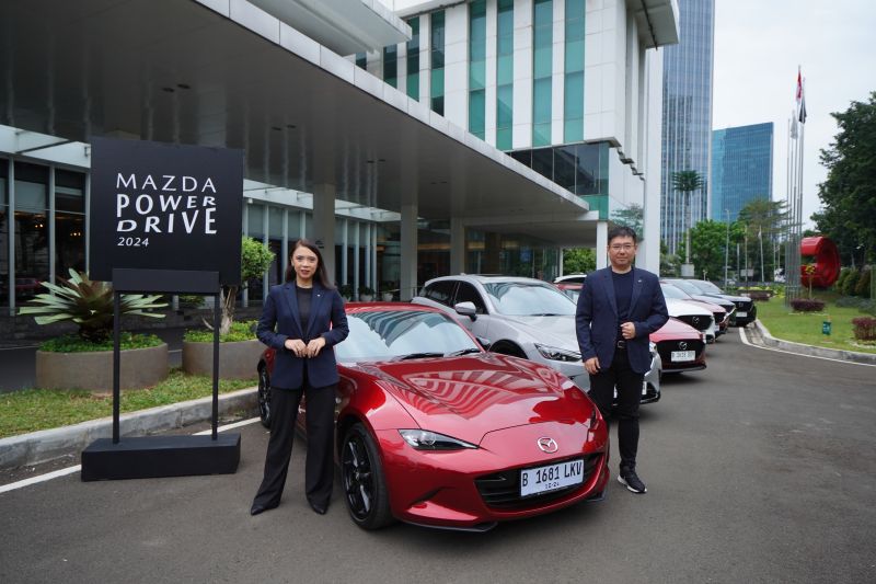 Marketing & Communications General Manager PT Eurokars Motor Indonesia (EMI) Pramita Sari (kiri) dan Chief Operating Officer PT EMI Ricky Thio (kanan) pada konferensi pers Mazda Power Drive 2024 di Hotel JS Luwansa, Jakarta, Rabu (11/10/2024). (ANTARA/HO/Mazda Indonesia)