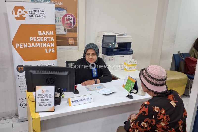 Seorang karyawan Bank Mandiri membantu nasabah dari Bank Perkreditan Rakyat (BPR) EDC Cash untuk mengurus simpanan depositonya setelah mendapatkan jaminan dari Lembaga Penjamin Simpanan (LPS) di Kabupaten Tangerang, Banten, Jumat (1/3/2024). ANTARA/ Muhammad Heriyanto