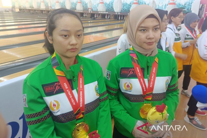 Peboling dari tim Sumatera Utara Aldila Indryati (kanan) dan Nadia Pramanik Nuramalina menjawab pertanyaan wartawan di GOR Bowling Hj Rayati Syafrin Kabupaten, Deli Serdang Sumatera Utara, Rabu (11/9/2024). ANTARA/Donny Aditra