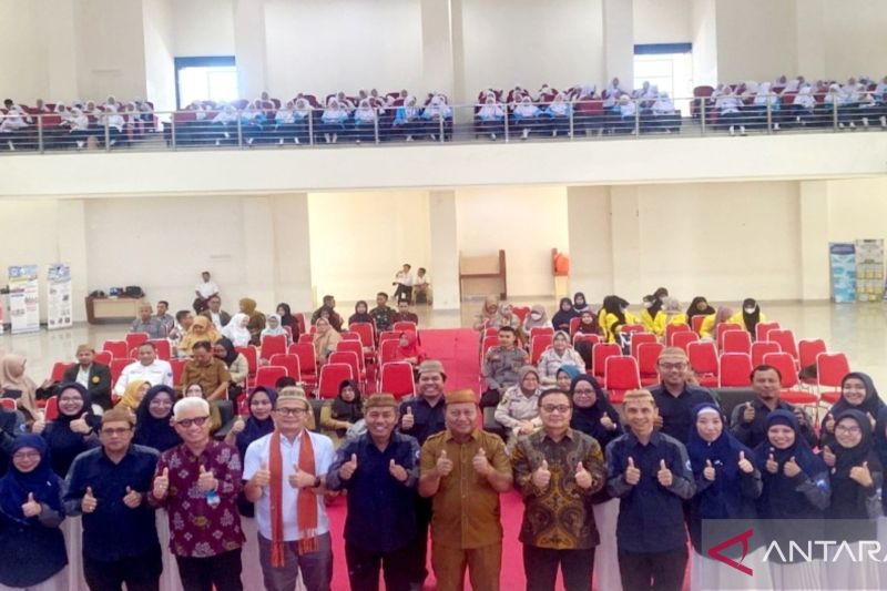 Plt Asisten III Bidang Administrasi Umum Setda Provinsi Gorontalo Yosef P. Koton bersama para pengurus DPD Pergizi Pangan Provinsi Gorontalo periode 2024 hingga 2029. (ANTARA/HO-Diskominfotik Provinsi Gorontalo)