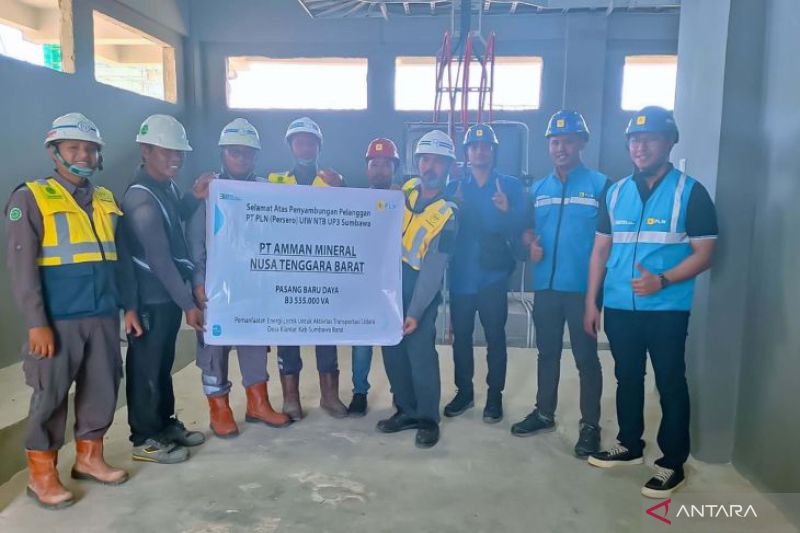Foto Arsip - PLN Unit Induk Wilayah Nusa Tenggara Barat (UIW NTB) dalam kegiatan energize daya listrik pada proyek pembangunan bandara khusus AMMAN di Sumbawa Barat. ANTARA/HO-PLN
