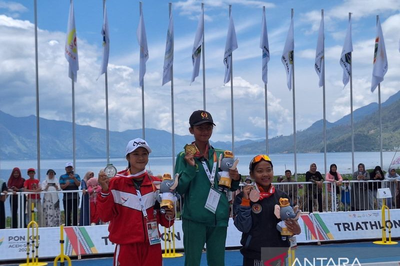 Atlet triahtlon Jawa Timur, Binta Erlen Salsabila (tengah), atlet Aceh, Renata Berliana Aditya (kiri) dan atlet Kalimantan Barat, Maharani Azhri Wahyuningtyas (kanan) saat berada di podium triahtlon nomor standar putri Pekan Olahraga Nasional (PON) XXI Aceh-Sumut 2024 di Danau Lut Tawar, Takengon, Kabupaten Aceh Besar, Rabu (11/09/2024). (ANTARA/FAJAR SATRIYO)