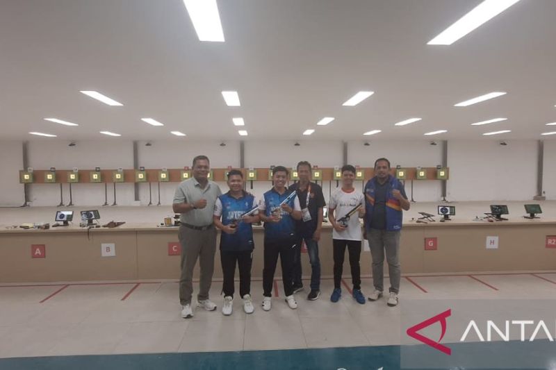 Atlet peraih medali pada nomor 10m Air pistol putra melakukan foto bersama usai menyelesaikan pertandingan di Lapangan Tembak, Rindam, Mata Ie, Aceh Besar (ANTARA/M Ifdhal)