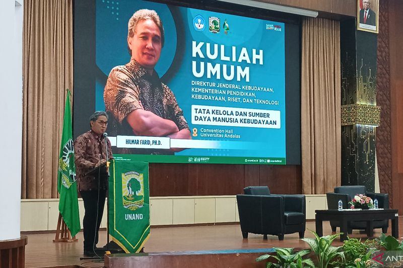 Dirjen Kebudayaan Hilmar Farid saat memberikan kuliah umum di Unand. ANTARA/Miko Elfisha.