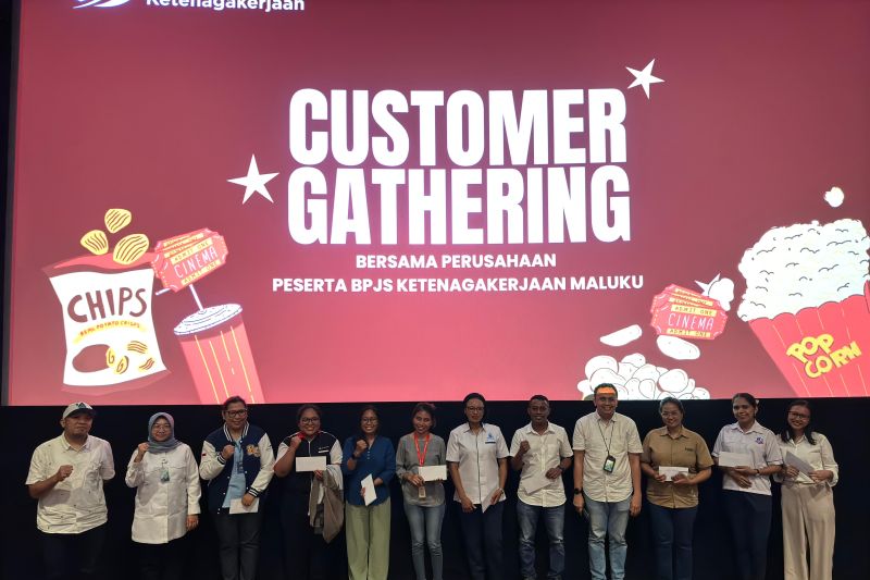 BPJS Ketenagakerjaan cabang Maluku memberikan apresiasi penghargaan Jaminan Sosial Paritrana Award 2023 kepada enam perusahaan di Provinsi Maluku, pada kegiatan customer gathering di Ambon, Rabu (11/9/2024). ANTARA/Penina F Mayaut.