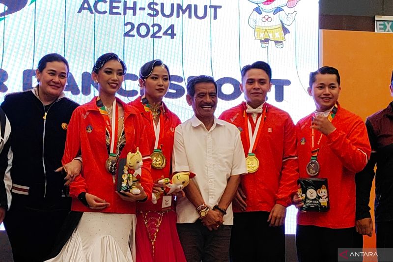 Atlet dancesport asal Bali, I Gusti Ngurah Aditya Sura Bayu (kedua dari kanan) dan Ni Putu Archisya Anandari (ketiga dari kiri) saat merayakan perolehan medali emas di Santika Dyandra, Medan, Rabu (11/9/2024). ANTARA/Ilham Kausar
