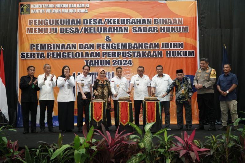 Pemprov Malut mengkukuhkan 52 desa/kelurahan binaan sekaligus penyerahan SK Gubernur Malut tentang penetapan desa/kelurahan sadar hukum di Malut, di Ternate, Rabu (11/9/2024). ANTARA/Abdul Fatah.