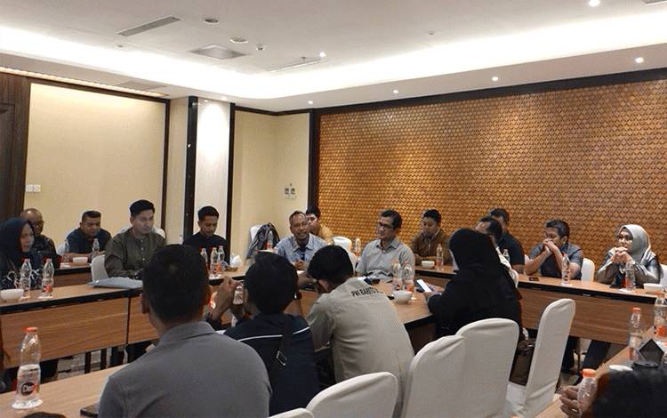 Sekretaris Persatuan Wartawan Indonesia atau PWI Provinsi Kalimantan Selatan, Toto Fachrudin dalam kegiatan Ngobrol Santai JKN Bareng Media Kedeputian Wilayah VIII pada Rabu, 11 September 2024 di Best World Kindai Hotel, Kota Banjarmasin, Provinsi Kalimantan Selatan.(FOTO: TESTI PRISCILLA)