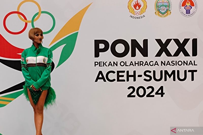 Atlet Dancesport asal Sumatera Utara Stevanny Lie saat berhasil meraih medali emas keduanya kategori Line Dancesport Samba-Rimba di Santika Dyandra, Medan, Sumatera Utara, Rabu (11/9/2024). ANTARA/Ilham Kausar