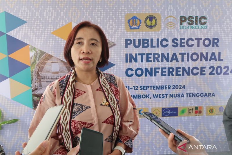 Direktur Politeknik Keuangan Negara STAN Evi Mulyani saat diwawancarai terkait mekanisme pembiayaan kreatif untuk pembangunan berkelanjutan di sela konferensi internasional sektor publik bertajuk Creative Local Finance to Achieve Sustainable Development Goals 2030 di Lombok Barat, Nusa Tenggara Barat, Rabu (11/9/2024). ANTARA/Sugiharto Purnama