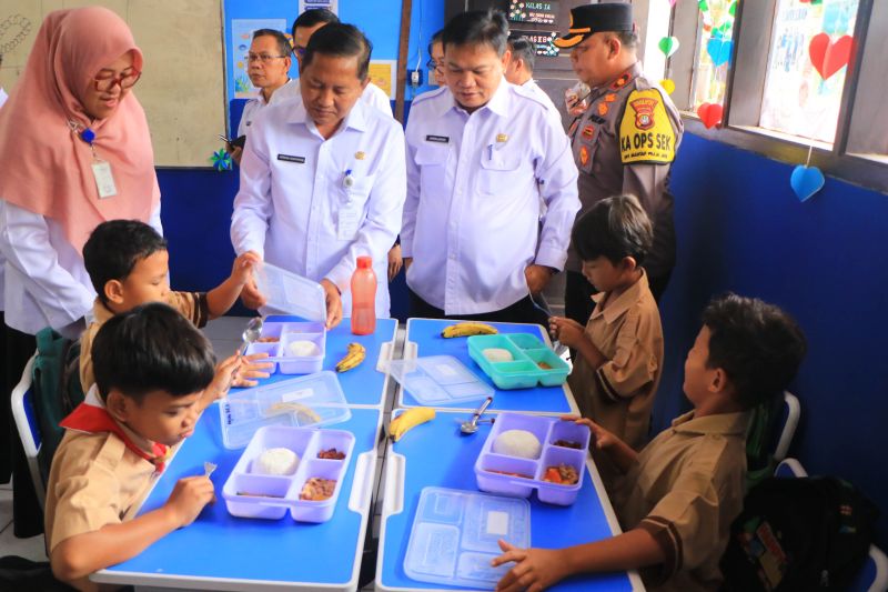 Sekda Herman (kiri) didampingi Kadis Pendidikan Jamaluddin saat meninjau pelaksanaan pembiasaan MBG di SD Negeri Karang Tengah 3 Kota Tangerang, Rabu. ANTARA/HO-Pemkot Tangerang