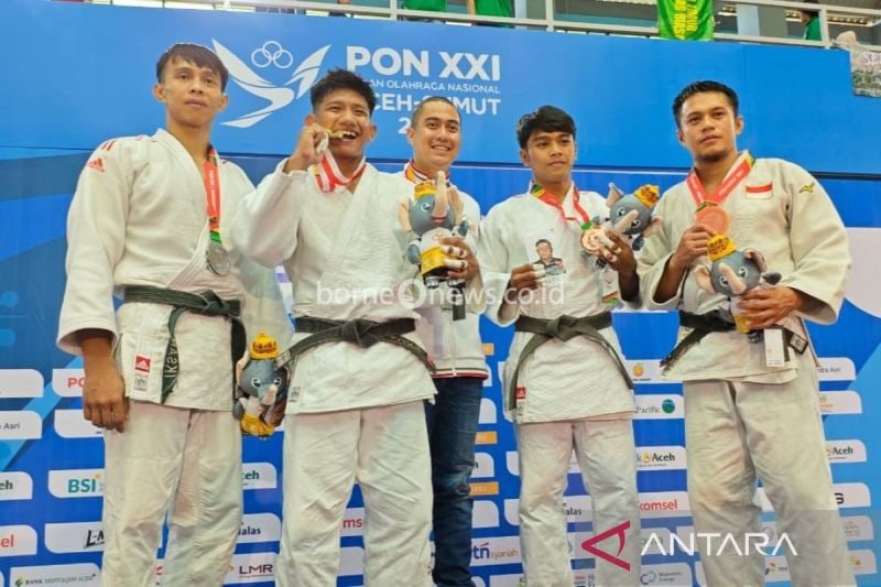 Dari kiri ke kanan: Iksan Apriyadi dari Jawa Barat, Chandra Kurnia Rettob dari Jakarta, Judo Arrasy Putra Kartanegara Jr dari Kalimantan Timur, dan Mochammad Syaiful Raharjo dari Jawa Timur memamerkan medali yang mereka peroleh di pertandingan judo nomor -73 kilogram putra di Gelanggang Mahasiwa Universitas Syiah Kuala (USK), Banda Aceh pada Rabu (11/9/2024). (ANTARA/Farhan Arda Nugraha)
