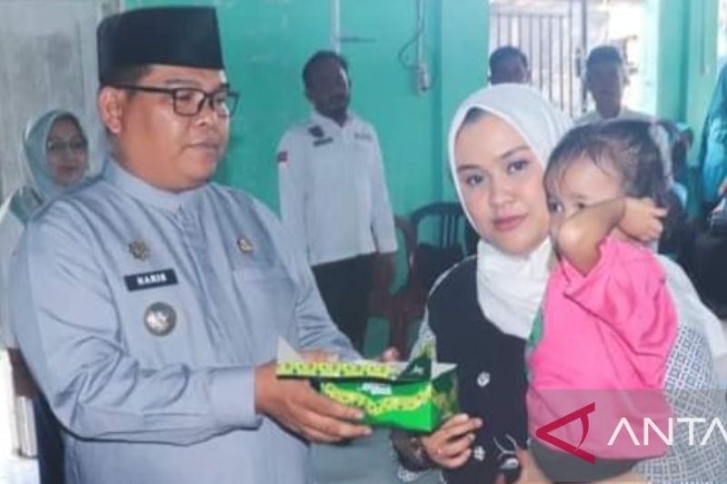 Pj Bupati Bangka M Haris memberikan makanan tambahan bergizi agar anak tumbuh sehat (ANTARA/Kasmono)