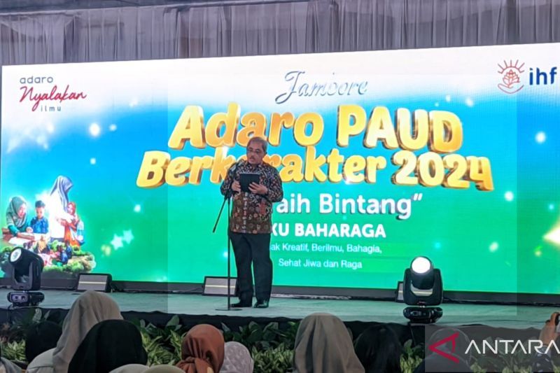 Widya Prada Ahli Utama Dirjen PAUD, Pendidikan Dasar dan Pendidikan Menengah Kementerian Pendidikan dan Kebudayaan Dr Sutanto saat memberikan arahan pada acara Jambore Adaro PAUD Berkarakter 2024 di Tabalong, Rabu (11/9). (ANTARA/Herlina Lasmianti)