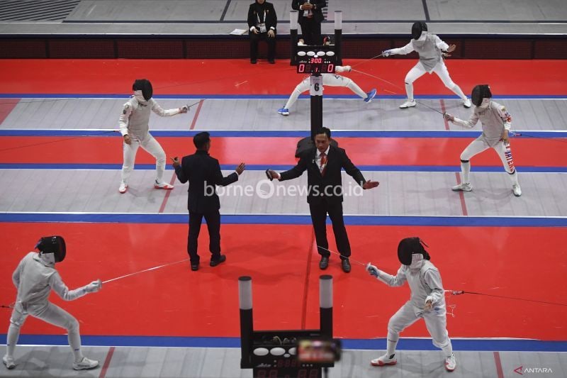 Sejumlah atlet anggar mengikuti babak penyisihan floret perorangan putri PON XXI Aceh-Sumut 2024 di Hall Anggar, Stadion Harapan Bangsa, Banda Aceh, Aceh, Rabu (11/9/2024). ANTARA FOTO/Adeng Bustomi/pras. (ANTARA FOTO/ADENG BUSTOMI)