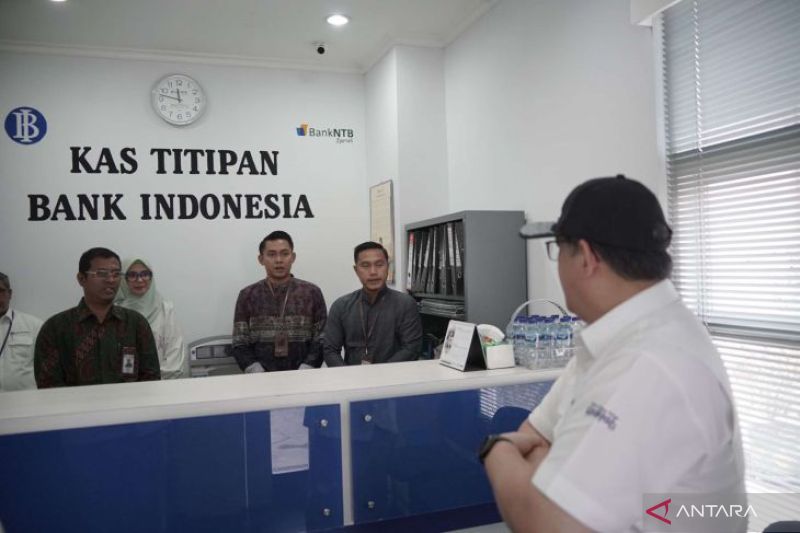 Arsip foto-Deputi Gubernur Bank Indonesia Doni P. Joewono melakukan kunjungan kerja untuk memantau kas titipan Bank Indonesia yang dikelola oleh Bank NTB Syariah di Pulau Sumbawa, NTB. (ANTARA/HO-BI NTB)