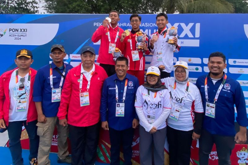Atlet Aceh Muhammad Iqba (tengah) berhasil meraih emas nomor selam 400 meter surface pada PON XXI Aceh-Sumut di Kolam Tirta Raya, Banda Aceh, Rabu (11/9/2024). (ANTARA/Khalis Surry)