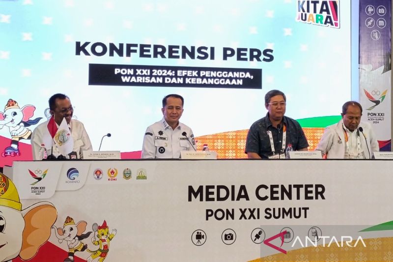 Penjabat (Pj) Gubernur Sumut Agus Fatoni (kedua dari kiri) dalam konferensi pers di Medan, Sumatera Utara, Rabu (11/9/2024). (ANTARA/Agatha Olivia Victoria)