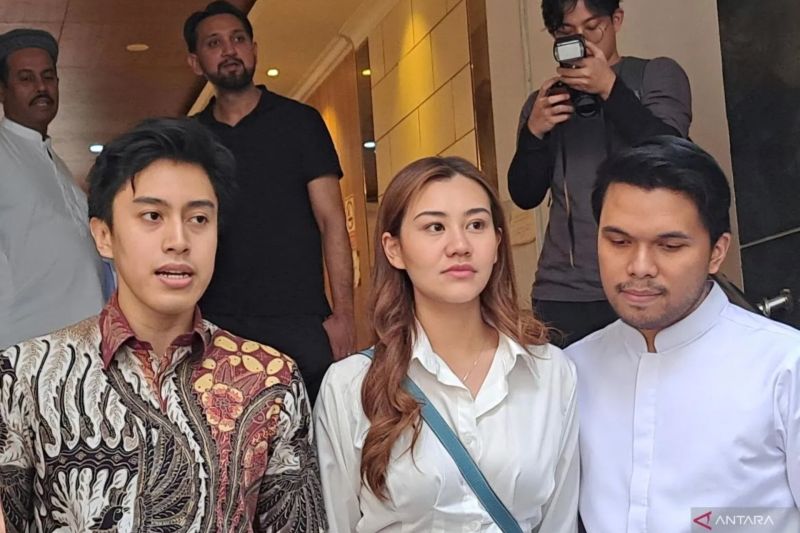 Aaliyah Massaid bersama Thariq Halilintar didampingi kuasa hukumnya Sangun Ragahdo (kiri) saat di Polda Metro Jaya, Jakarta, Jumat (30/8/2024). ANTARA/Ilham Kausar.