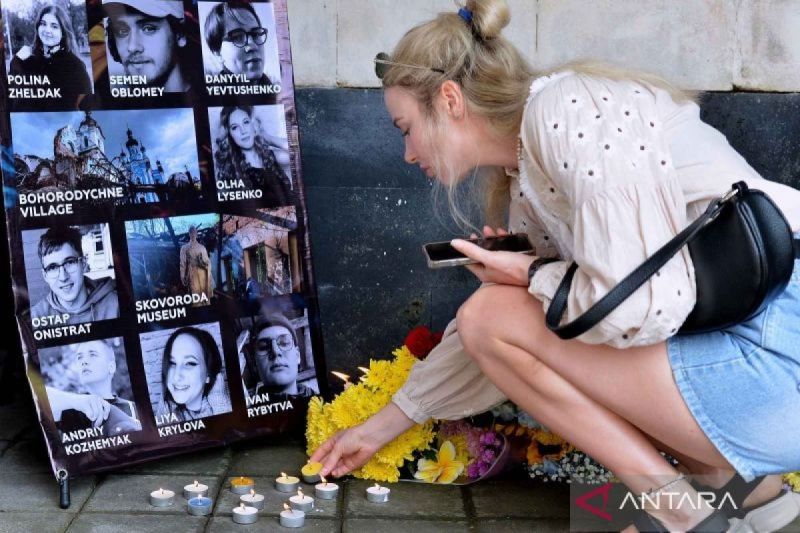 Warga negara asing menyalakan lilin saat mengikuti kegiatan peringatan dua tahun invasi Rusia ke Ukraina di Kantor Konsulat Kehormatan Ukraina, Denpasar, Bali, Sabtu (24/2/2024). Kegiatan tersebut dilakukan untuk mengenang para korban selama dua tahun invasi Rusia ke Ukraina sekaligus sebagai bentuk solidaritas warga komunitas Ukraina di Bali yang berharap perang tersebut dapat segera berakhir. (ANTARA FOTO/Fikri Yusuf/YU)