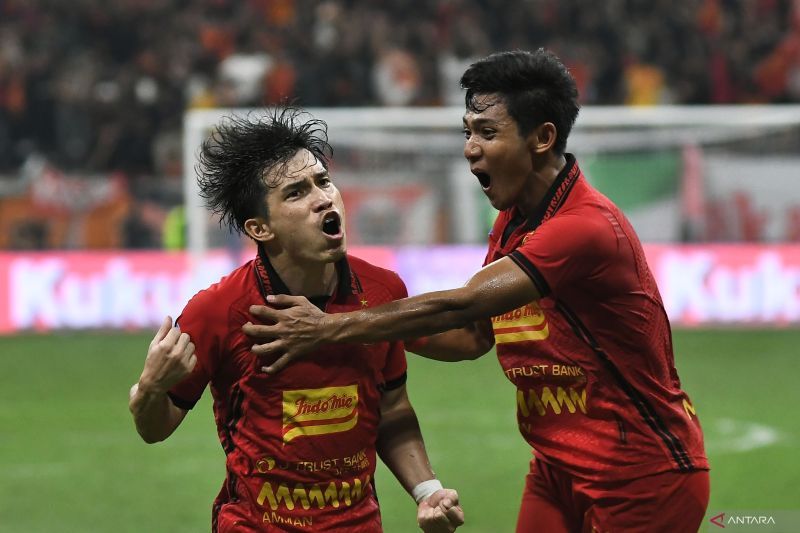 Pesepak bola Persija Jakarta Ryo Matsumura (kiri) melakukan selebrasi bersama rekannya Firza Andika (kanan) usai mencetak kedua ke gawang Persis Solo pada lanjutan Liga 1 di JIS (Jakarta International Stadium) Jakarta Utara,Sabtu (24/8/2024). ANTARA FOTO/Fakhri Hermansyah/foc.